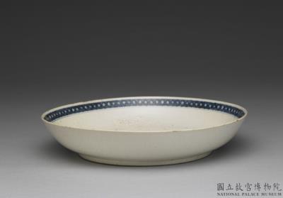 图片[2]-Dish with paired swallows, bamboo and plum blossom decoration in white glaze, Qing dynasty (1644-1911)-China Archive